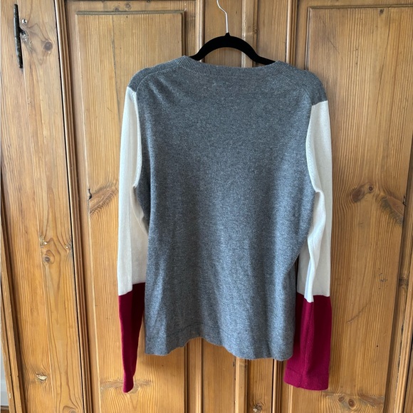 Sal’s Fifth Avenue Color-Block Sweater Gray and White and Red. - Picture 2 of 3